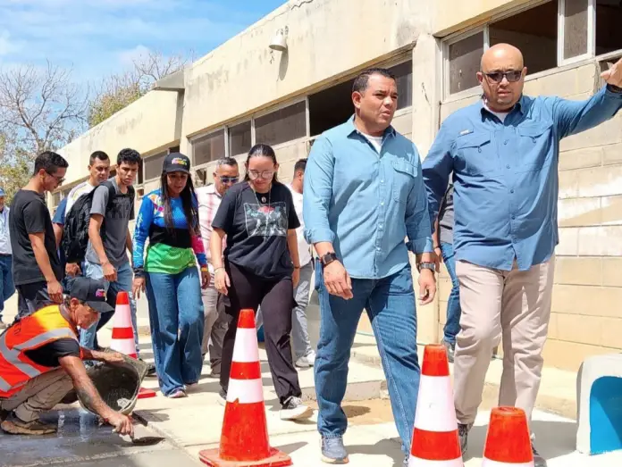 El gobernador Víctor Clark Boscán, evaluó los progresos de la intervención integral que se desarrolla en el Complejo Universitario.