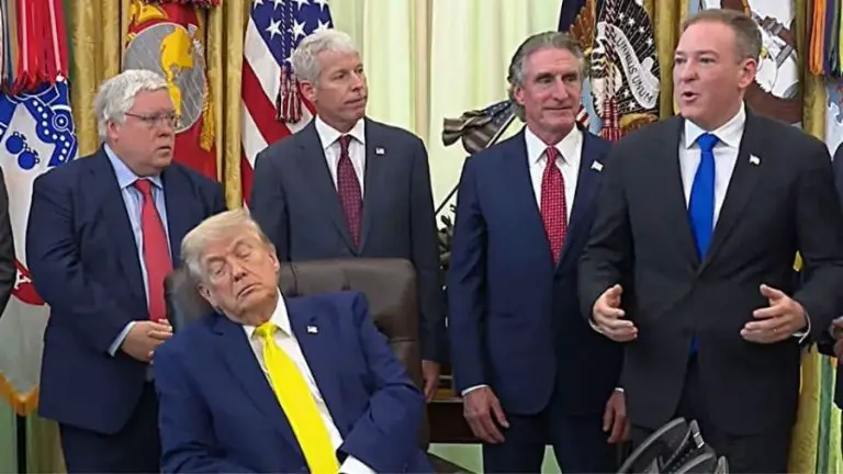 Trump se queda dormido durante un anuncio oficial +VIDEO