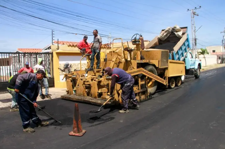 Gobernador inspecciona trabajos en la calle Mamporal de Punto Fijo