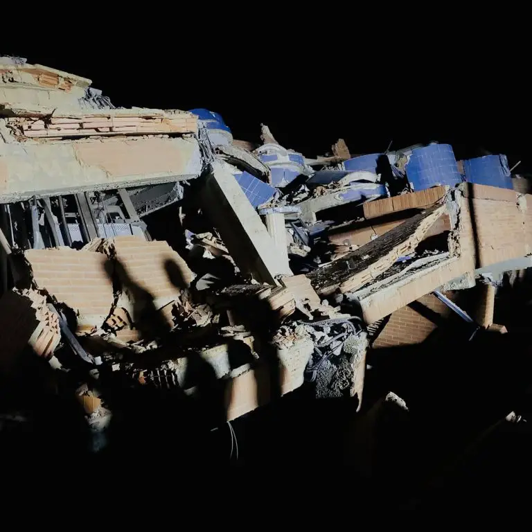 Gobernador confirma dos fallecidos en derrumbe de edificio en Tucacas