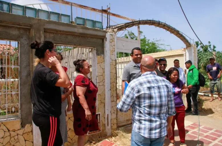 El gobernador del estado Falcón, Víctor Clark, inspeccionó los trabajos que se ejecutan en la calle Mamporal de Punto Fijo.