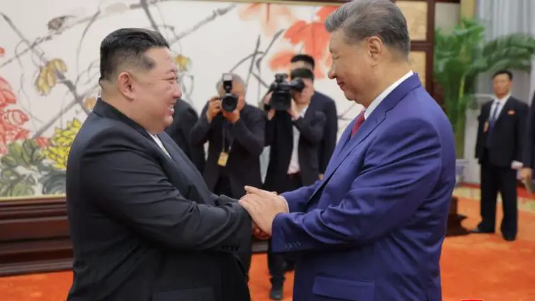 Kim Jong-un recibe a Xi a su llegada a Corea del Norte 