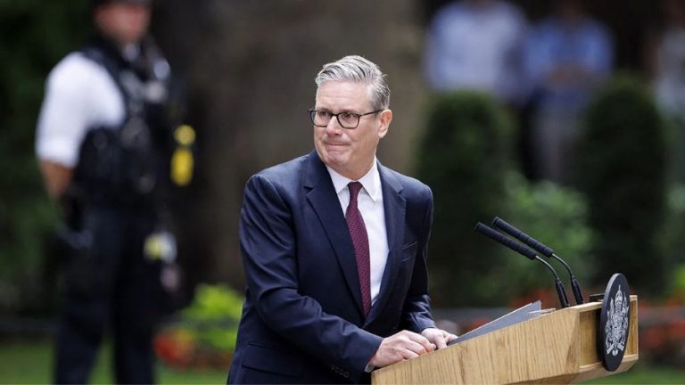 Renuncia el primer ministro británico, Keir Starmer