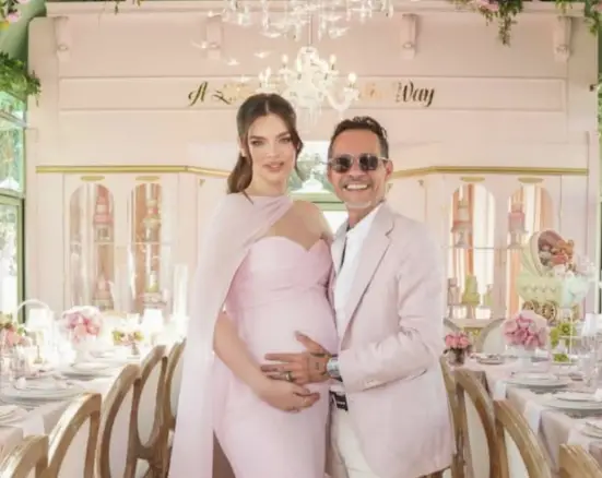Marc Anthony celebra la llegada de su hijo con Nadia Ferreira y enciende la polémica