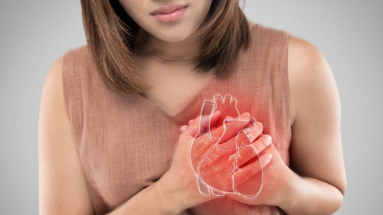 Mujer sufre 12 paros cardíacos al día debido a rarísima enfermedad