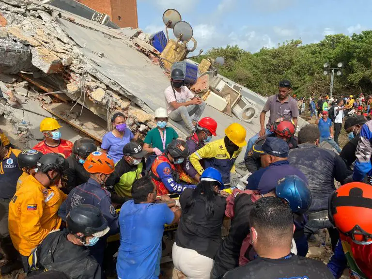 OFICIAL | Cinco fallecidos, ocho desaparecidos y dos rescatados en edificio de Tucacas