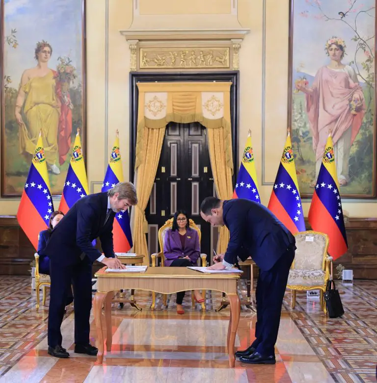 PDVSA y Repsol firman memorando de entendimiento en materia de crudo y gas