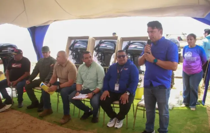 El ministro Loyo y el gobernador Clark entregaron 20 motores de 40HP a pescadores de distintos Consejos Nacionales de Pescadores.