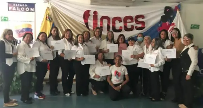 En el centro de formación socialista José Leonardo Chirino del Inces se efectuó la entrega de certificados a 30 promotoras de la salud.