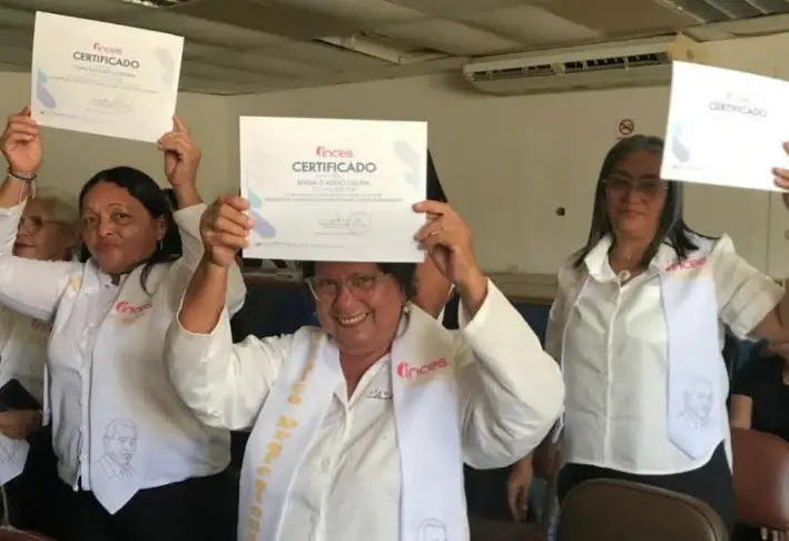 En el centro de formación socialista José Leonardo Chirino del Inces se efectuó la entrega de certificados a 30 promotoras de la salud.