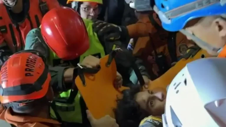 Rescatado con vida joven en La Guaira, estuvo más de 100 horas bajo los escombros (+VIDEO)