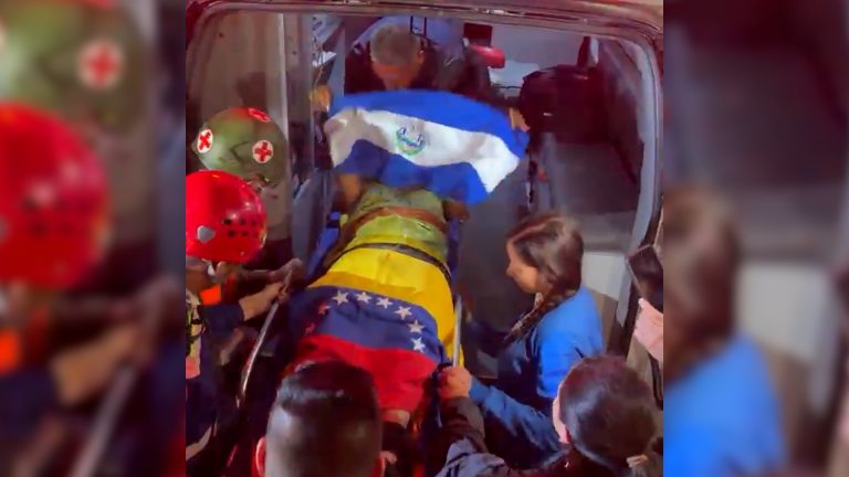 Rescatan con vida a adolescente en La Guaira tras 72 horas bajo los escombros +VIDEO