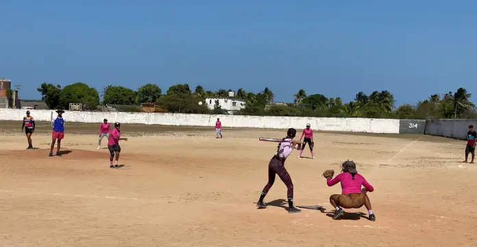 El alcalde Froylan Merentes impulsó un encuentro amistoso de sóftbol femenino que encendió la pasión de la fanaticada local.