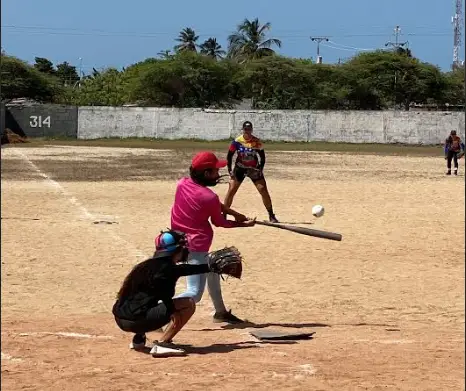 El alcalde Froylan Merentes impulsó un encuentro amistoso de sóftbol femenino que encendió la pasión de la fanaticada local.