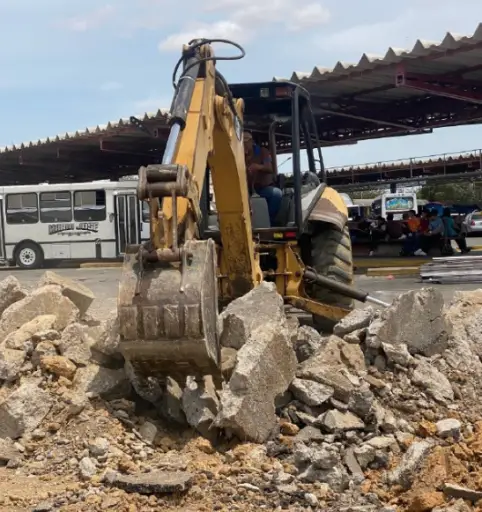 El alcalde del municipio Miranda inspeccionó este viernes los avances en la transformación de la Terminal de Pasajeros "Polica Salas" de Coro.