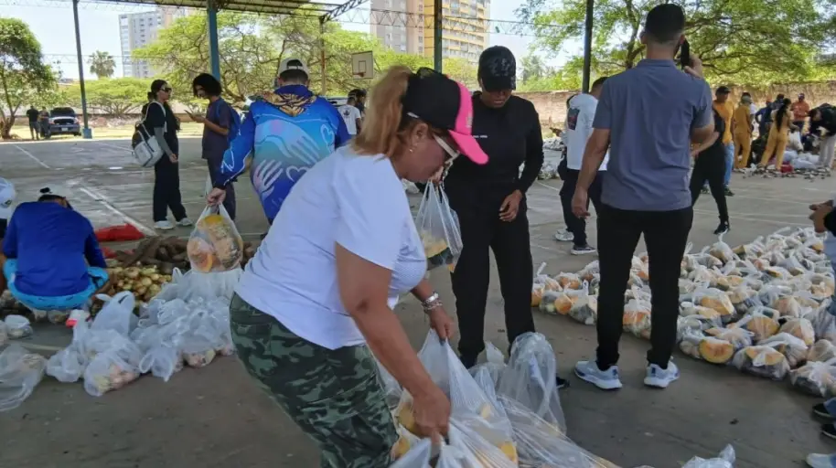 El equipo de gestión del gobernador Víctor Clark, continúa desplegado en la parroquia Boca de Aroa, entregando bolsas de comida.