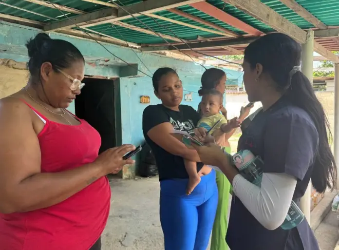 El equipo de gestión del gobernador Víctor Clark, continúa desplegado en la parroquia Boca de Aroa, entregando bolsas de comida.