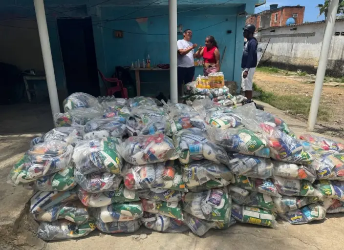 El equipo de gestión del gobernador Víctor Clark, continúa desplegado en la parroquia Boca de Aroa, entregando bolsas de comida.