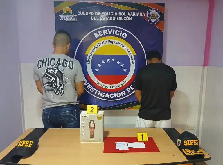 Detenidos dos promotores de ventas por hurto en Punto Fijo
