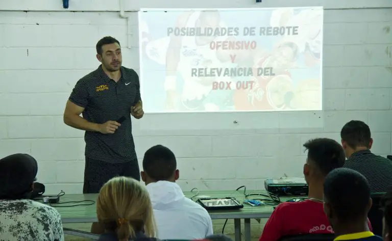 Técnicos argentinos de baloncesto capacitan a entrenadores falconianos