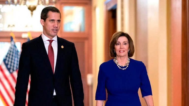 VÍDEO| Nancy Pelosi no recuerda quién es Juan Guaidó