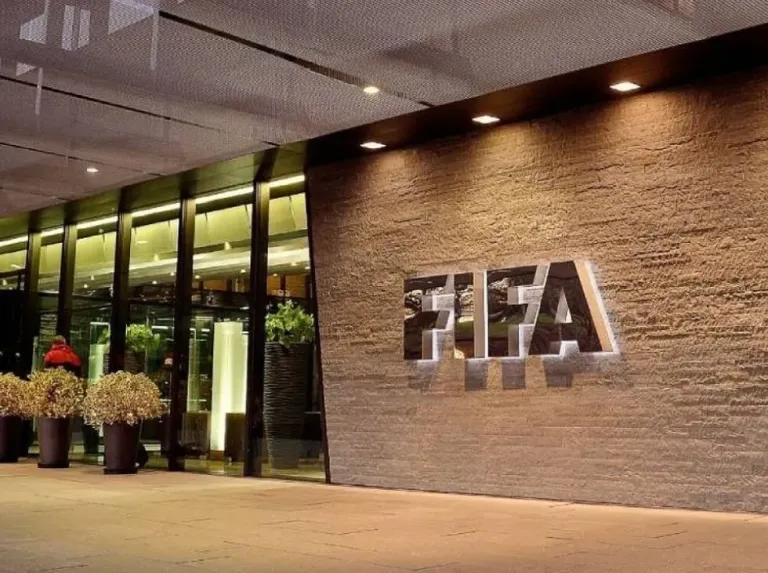 FIFA y FIFPRO buscan contrarrestar insultos en redes
