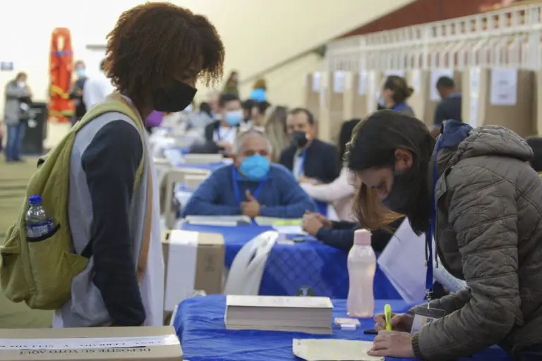 Colegios electorales de Colombia abren para la segunda vuelta presidencial