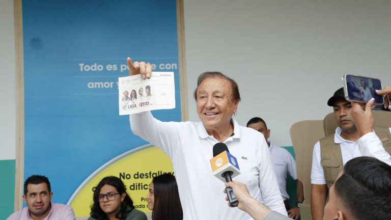 El candidato colombiano Rodolfo Hernández votó y no dio declaraciones