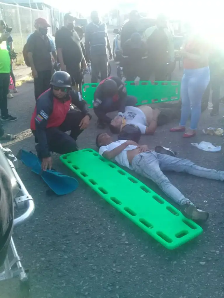 Heridos dos motorizados tras colisión contra camioneta