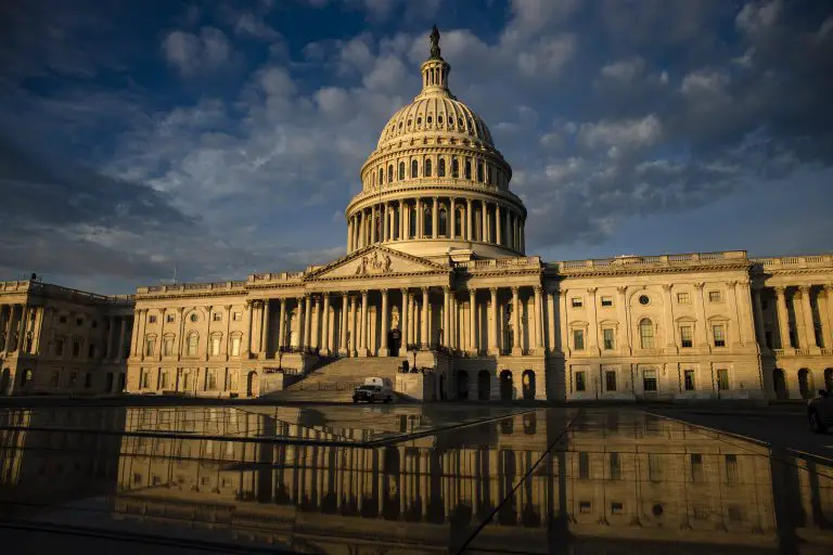 Congreso de EEUU aprobó una ley bipartidista para frenar la violencia armada