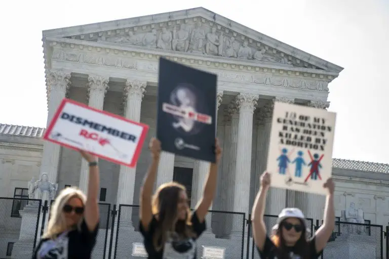 Corte Suprema de EE.UU. revoca derecho al aborto