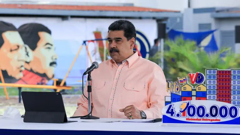 6.858 petros, la suma aprobada por Maduro para construir viviendas