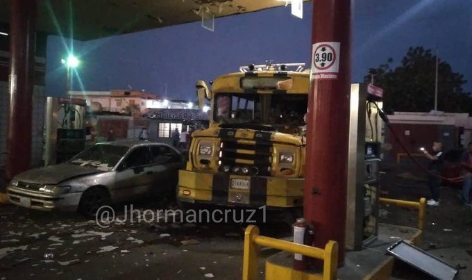 Explota vehículo en una estación de servicio del Zulia