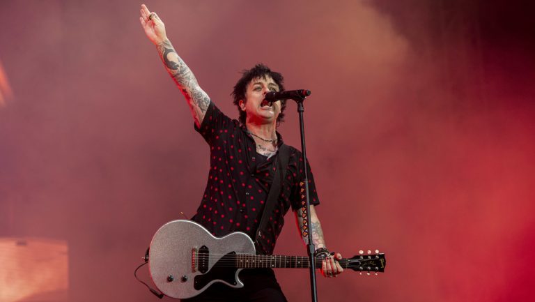 “¡Que se joda Estados Unidos!”: vocalista de Green Day renunciará a su ciudadanía