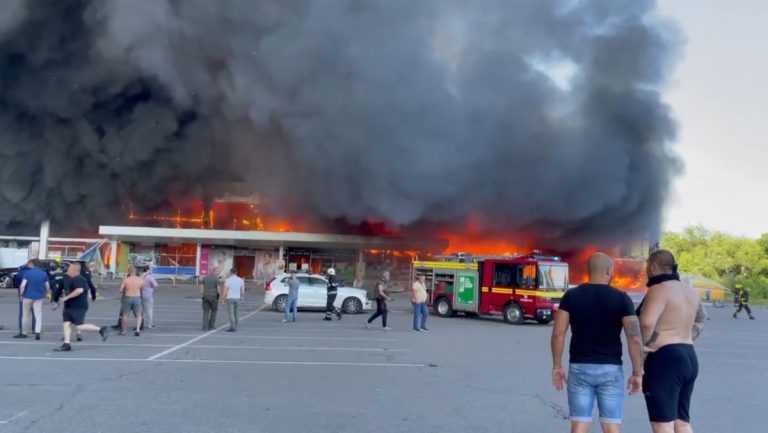 Ucrania denuncia que un cohete cayó en un centro comercial de Kremenchuk