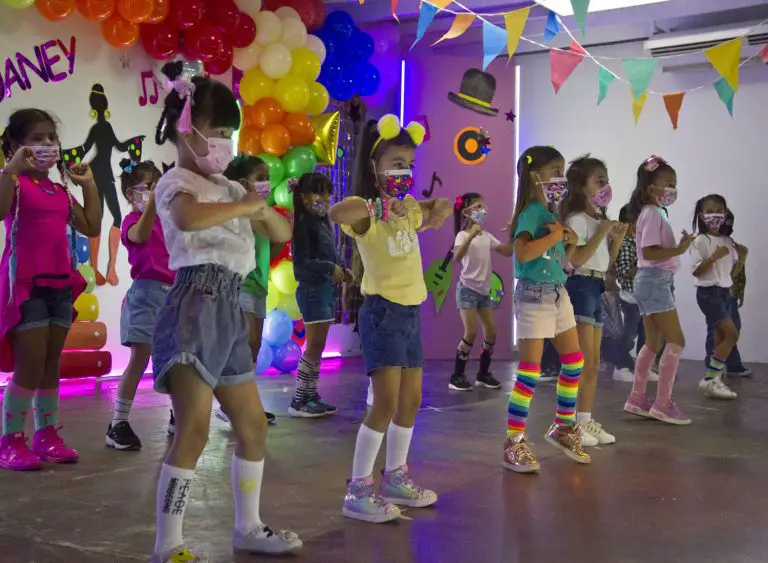 En el colegio Araguaney bailaron al ritmo de los 70, 80 y 90