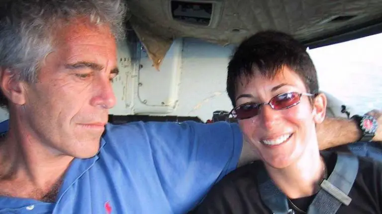 Condenan a 20 años de prisión a Ghislaine Maxwell por colaborar con Epstein