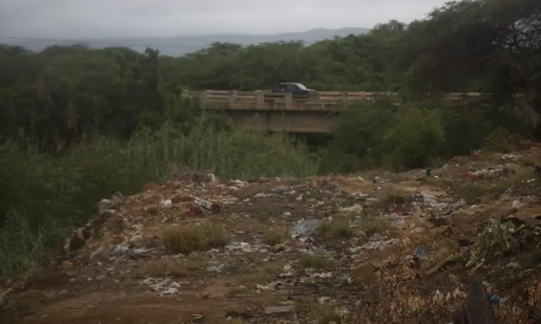 Desechos sólidos y escombros invaden las riberas del río Coro