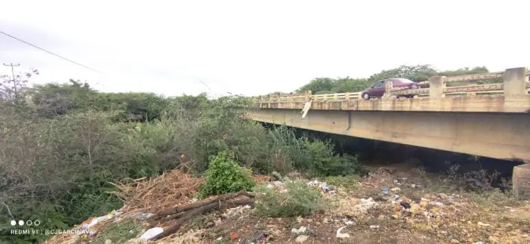 Riberas del río Coro desbordadas de desechos y escombros