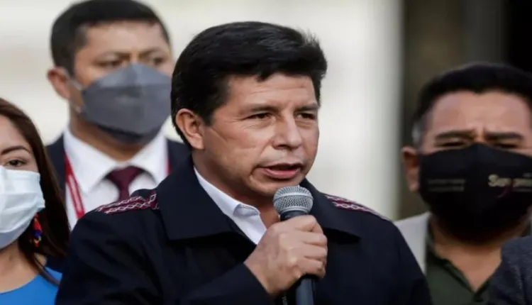 Presidente de Perú renunció al partido que lo llevó al Gobierno