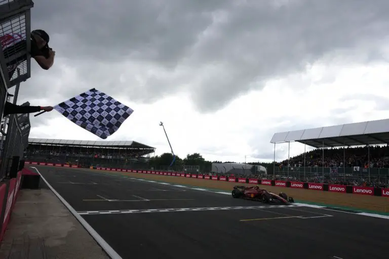 Primera bandera a cuadro para Carlos Sainz