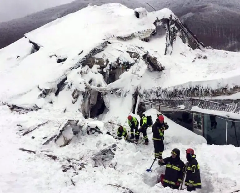 Seis muertos tras desprendimiento de glaciar en Italia