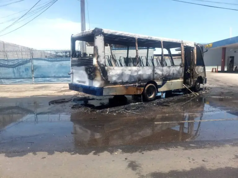 Se incendió buseta en gasolinera de Punto Fijo