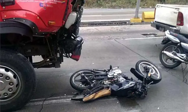 Camionero mató a motorizado y huyó