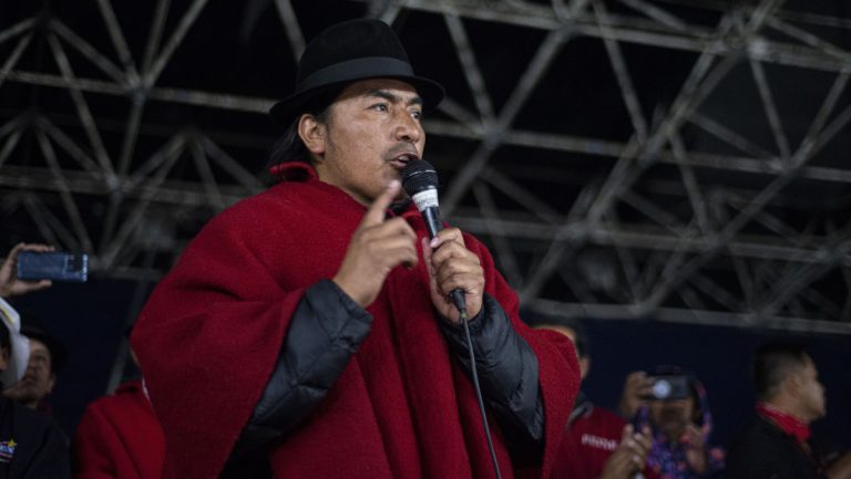 Leonidas Iza enfrenta juicio por protestas en Ecuador, indígenas lo apoyan con un plantón