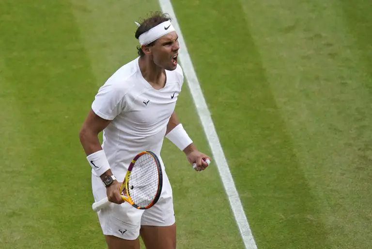 Un mermado Rafa Nadal avanzó a semifinales de Wimbledon