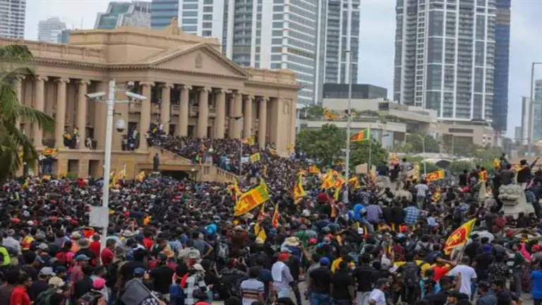 Primer ministro de Sri Lanka renuncia entre masivas protestas