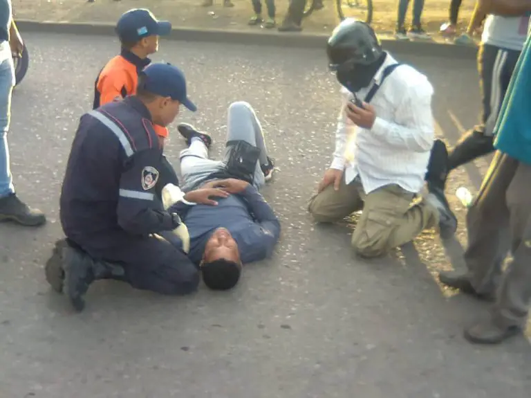 Colisión entre camión y moto dejó un lesionado en Coro