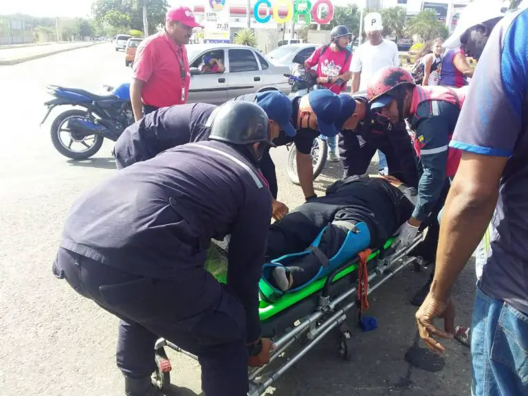 Motorizado herido al chocar contra un vehículo