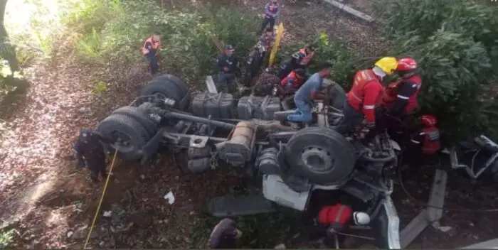 Tres fallecidos dejó accidente en la autopista Valle-Coche